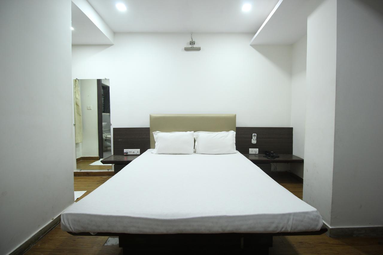 New Rajdhani Hotel วาโดดารา ภายนอก รูปภาพ